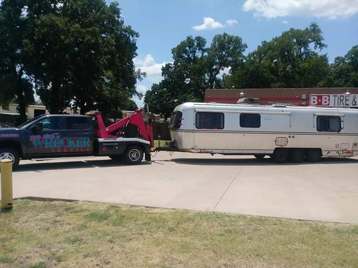 Big Mike’s Wrecker Service tow truck towing a travel trailer in Palestine TX